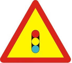 Biển báo số 209 báo hiệu tại điểm giao nhau có đèn điều khiển giao thông