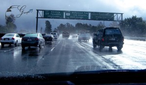 lái xe ô tô an toàn khi trời mưa